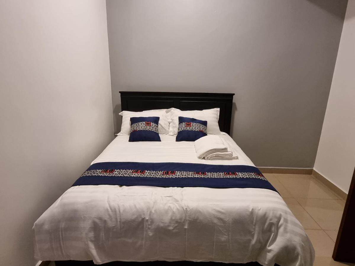 Eika Suites At Acacia Кампала Экстерьер фото